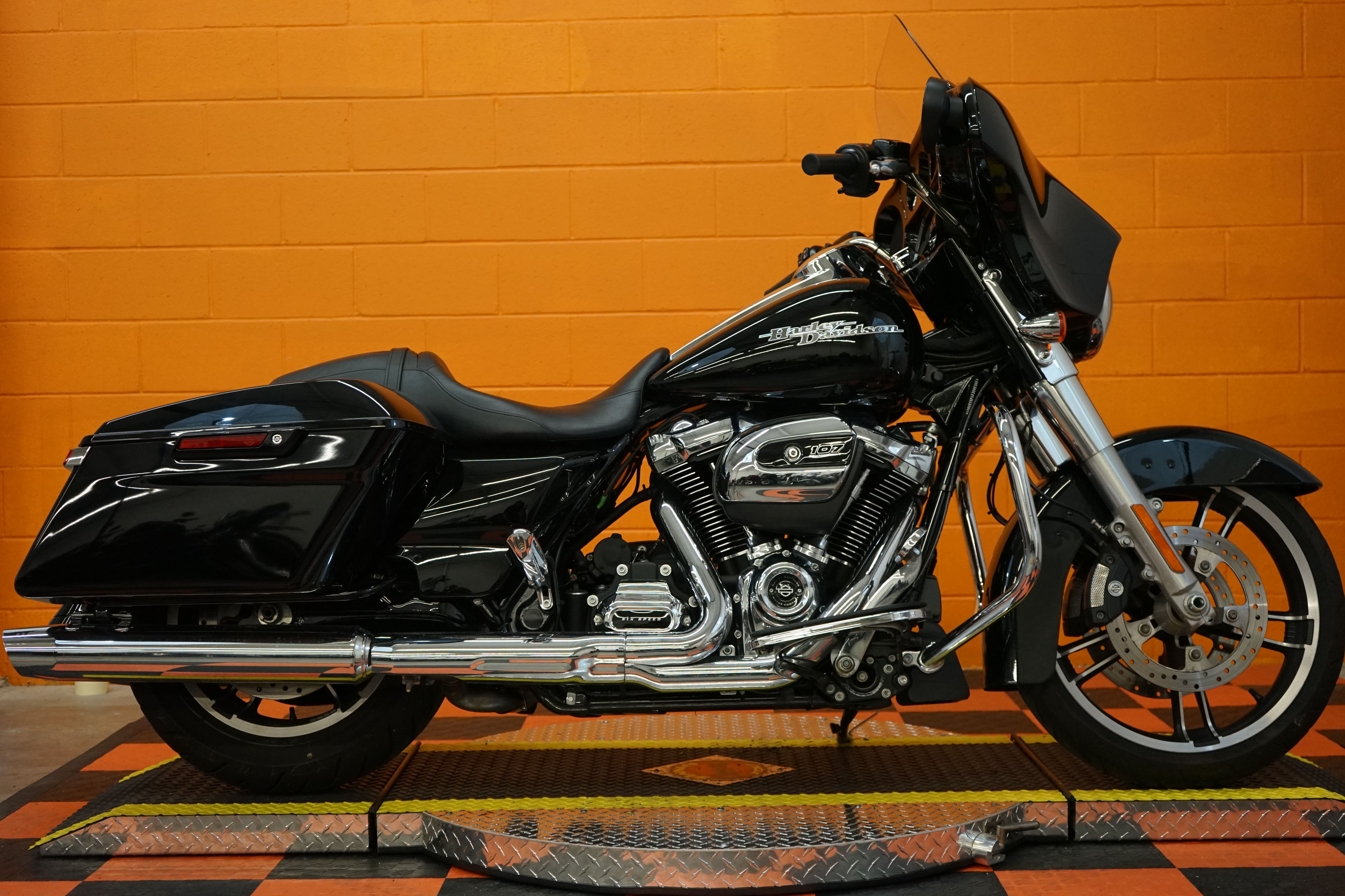 Pre-Owned 2018 Harley-Davidson Touring Street Glide FLHX