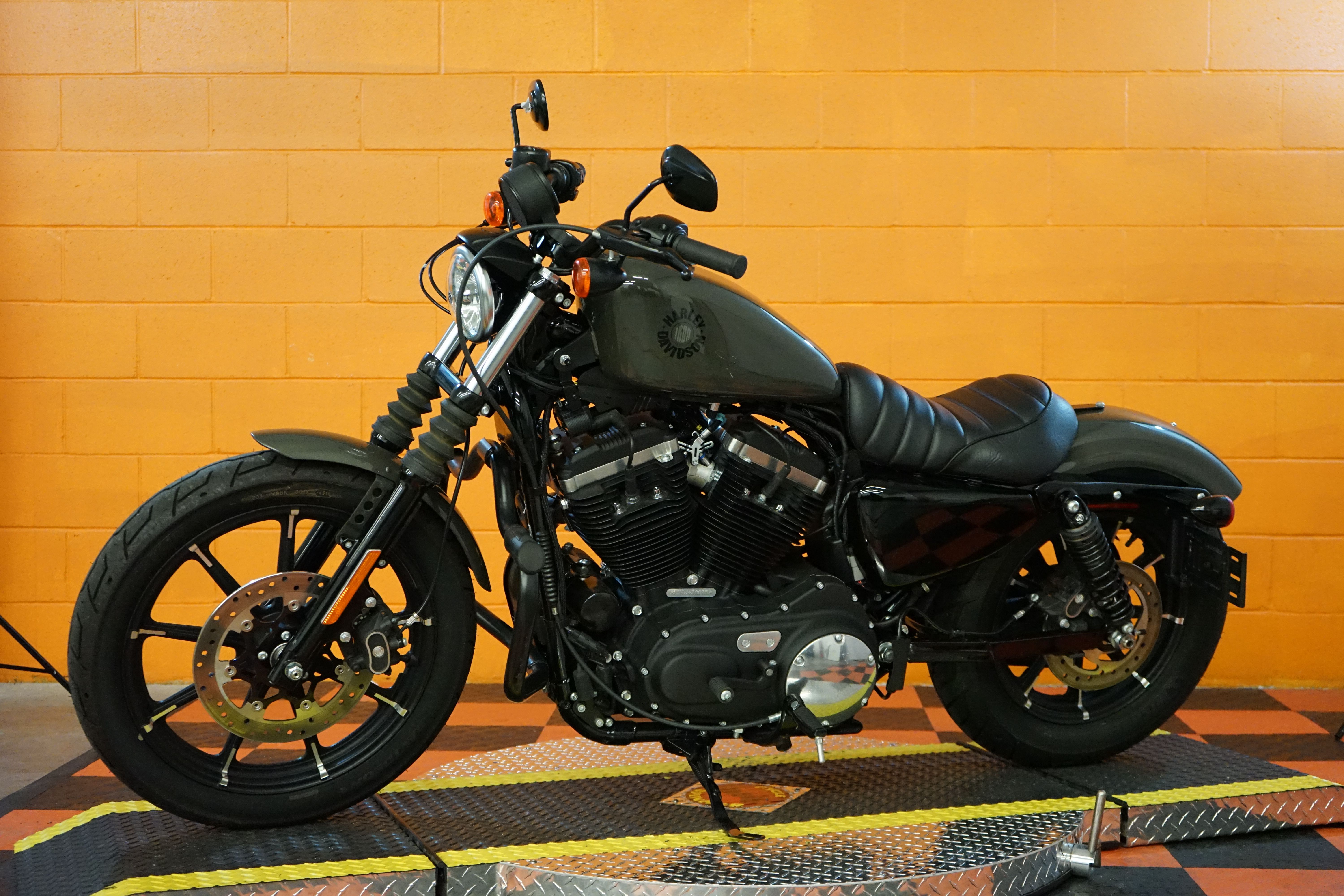 Pre-owned 2019 Harley-davidson Sportster Iron 883 Xl883n